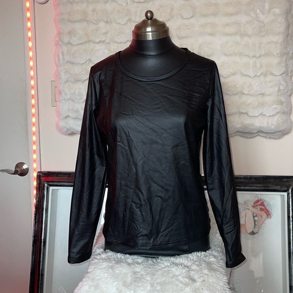 No name brand faux leather top with fuzzy winter lining on the inside black NWOT - Picture 3 of 9